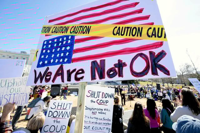 Un panneau indiquant « Nous ne sommes pas d'accord » lors d'un rassemblement devant le Capitole des États-Unis à Washington, D.C.
