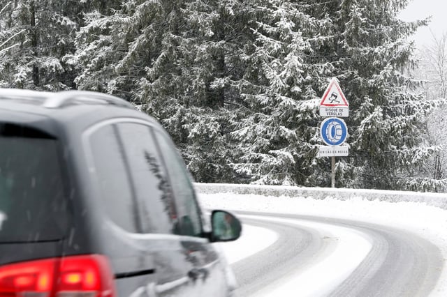 La neige est tombée dans la nuit, particulièrement sur la ville de Saint-Etienne.
