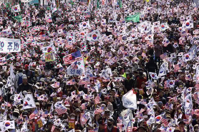 Far-right protesters chant slogans during a rally to support impeached South Korean President Yoon Suk Yeol in central Seoul, South Korea, March 15, 2025.  REUTERS/Kim Hong-Ji