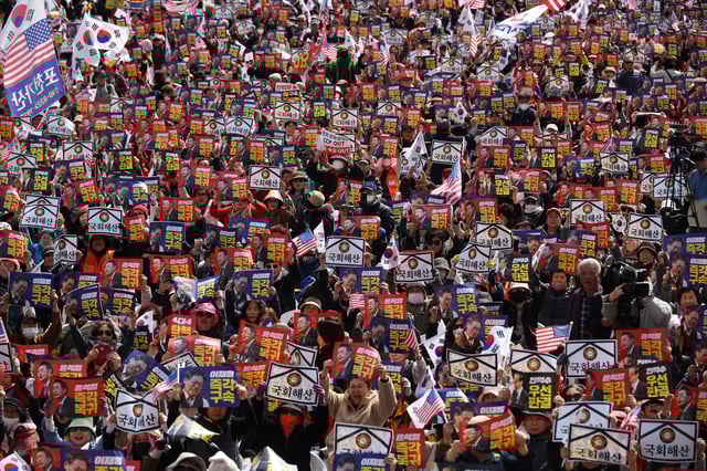 Far-right protesters chant slogans during a rally to support impeached South Korean President Yoon Suk Yeol in central Seoul, South Korea, March 15, 2025. REUTERS/Kim Hong-Ji