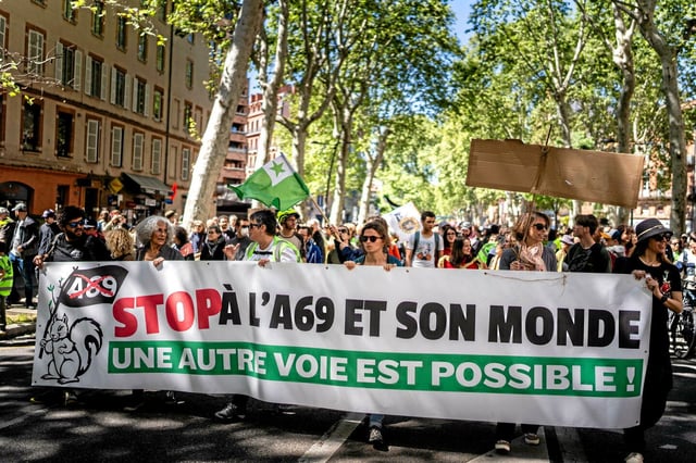 Manifestation contre le projet d'autoroute A69 reliant Toulouse à Castres, à l'appel du GNSA, de Greenpeace, du collectif La Voie est Libre, d'Extinction Rébellion et de plusieurs partis de gauche ou écologistes, le 21 avril 2024.
