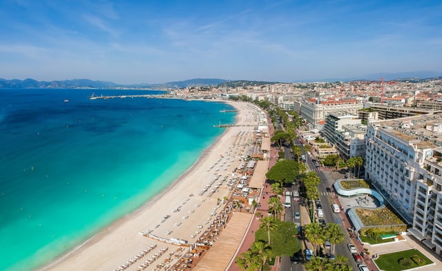 Un individu sous OQTF a menacé des policiers avec un couteau devant le commissariat de Cannes. Ici, une vue sur la ville en 2019 (photo d’illustration).