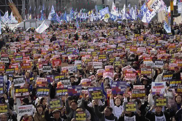 Protesters stage a rally calling for impeached South Korean President Yoon Suk Yeol to step down in Seoul, South Korea, Saturday, March 15, 2025. The letters read "Yoon Suk Yeol's dismissal." (AP Photo/Ahn Young-joon)