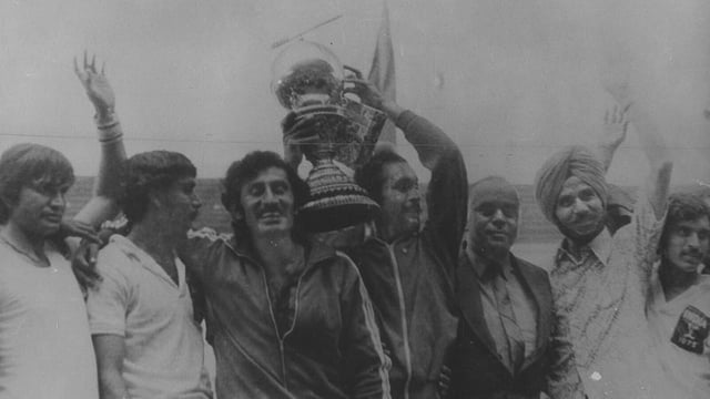 India’s victorious hockey team after winning the World Cup by beating Pakistan in the final at Kuala Lumpur. (Santosh Guptra/HT Archives)