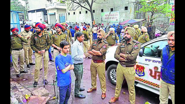 Police personnel at Bihari Colony in Ludhiana on Saturday. (Gurpreet Singh/HT)