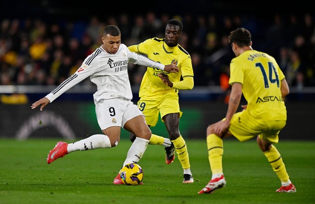 Soccer Football - LaLiga - Villarreal v Real Madrid - Estadio de la Ceramica, Villarreal, Spain - March 15, 2025 Real Madrid's Kylian Mbappe in action with Villarreal's Pape Gueye  and Santi Comesana REUTERS/Pablo Morano