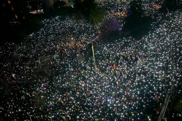Selon le ministère de l'intérieur serbe, 107 000 personnes sont rassemblées dans le centre de Belgrade ce samedi 15 mars pour dénoncer la corruption du régime Vucic.