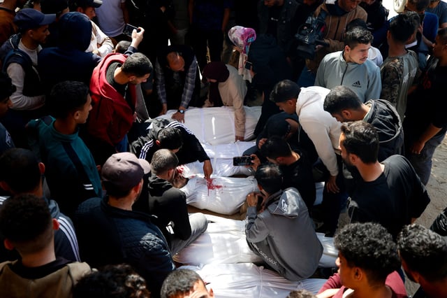 Les endeuillés réagissent à côté des corps de Palestiniens tués dans une frappe israélienne, dans le nord de la bande de Gaza le 15 mars 2025.