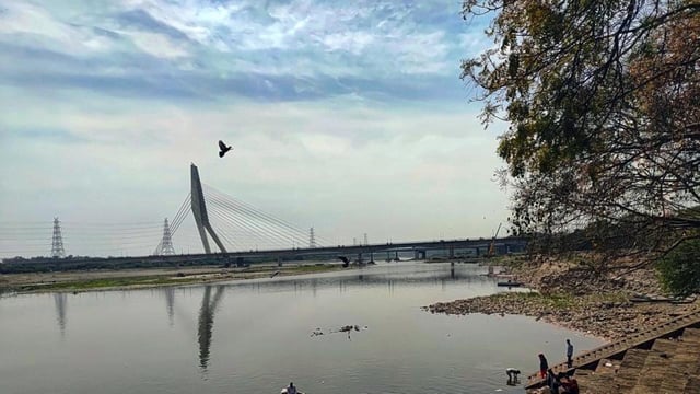 A clear sky above Signature Bridge in Wazirabad on Saturday. (Vipin Kumar/HT Photo)