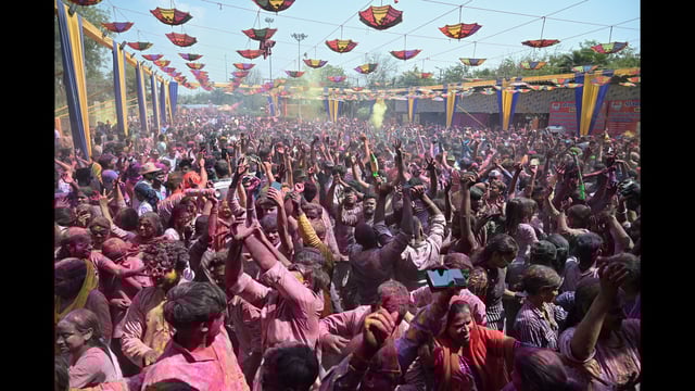Holi celebrations underway at Lucknow’s Khatu Shyamji Temple in Lucknow (Mushtaq Ali/HT)