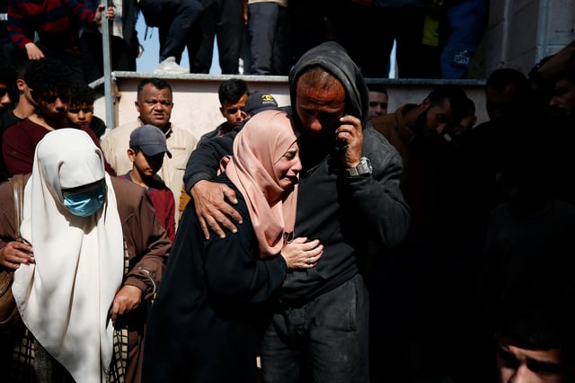 Les endeuillés réagissent à côté des corps des Palestiniens tués dans une frappe israélienne, dans le nord de la bande de Gaza le 15 mars 2025.