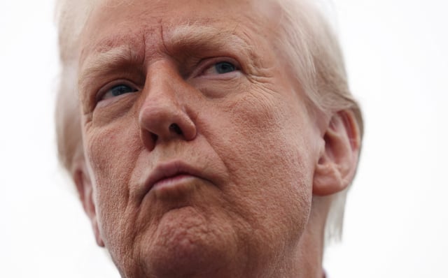 Donald Trump répond à une question d’un journaliste dans le Maryland, D.C., États-Unis, le 14 mars 2025.