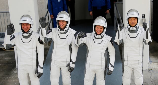 Les membres de l’équipage de la mission Crew-10 de SpaceX de la NASA, le spécialiste de mission cosmonaute Kirill Peskov de Roscosmos de Russie, la pilote Nichole Ayers et la commandante Anne McClain des États-Unis, et le spécialiste de mission Takuya Onishi de l’agence spatiale japonaise JAXA.