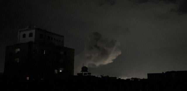 Une capture d'écran d'une vidéo de l'AFPTV montre une colonne de fumée au dessus de Sanaa, le 15 mars 2025
