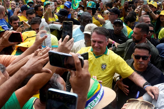 Supporters gather around former Brazilian President Jair Bolsonaro at Copacabana beach, in Rio de Janeiro, Brazil, March 16, 2025. REUTERS/Pilar Olivares