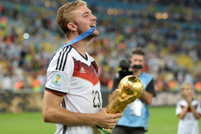 Größter Tag seiner (sportlichen) Karriere: Kramer trägt im Juli 2014 den WM-Pokal über den Platz
