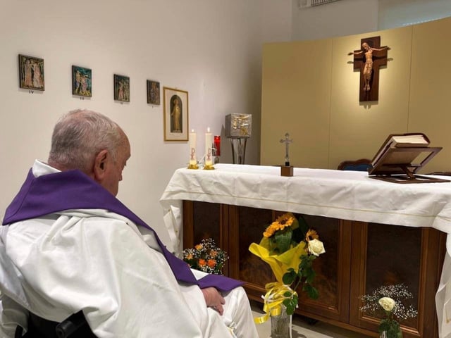 Auf diesem von der Presseabteilung des Vatikans veröffentlichten Bild zelebriert Papst Franziskus eine Messe in der Kapelle der Poliklinik Agostino Gemelli in Rom