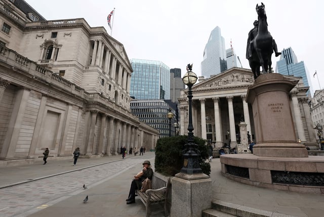 A person eats near the Bank of England building in London, Britain, February 3, 2025.  REUTERS/Toby Melville/File Photo