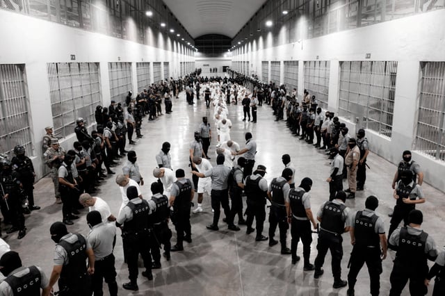 Das Bild zeigt den Empfang der Männer im Gefängnis in El Salvador