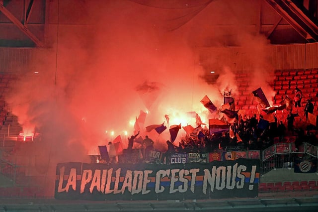 Le match entre Montpellier et Saint-Étienne a été définitivement arrêté à cause d'un incendie provenant de jets de fumigènes dans le stade de la Mosson, ce dimanche 16 mars. 
