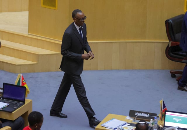 Le président rwandais Paul Kagame arrive au siège de la Commission de l’Union africaine (CUA) à Addis-Abeba, en Éthiopie, le 15 février 2025.