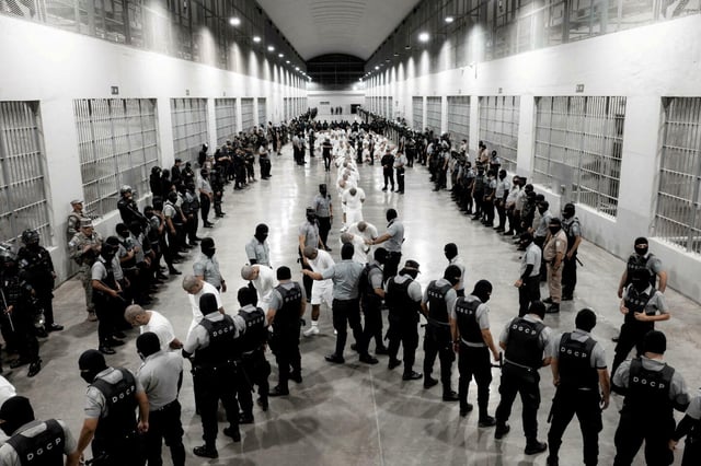 Des membres présumés du gang vénézuélien Tren de Aragua ont été déportés des États-Unis jusqu'au Salvador, le dimanche 16 mars 2025.
