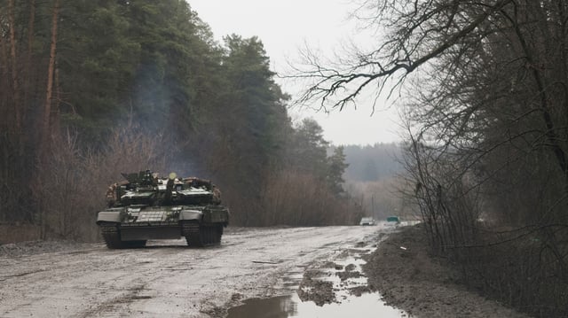 Un tank de l’armée Ukrainienne emprunte une route de l’oblast de Koursk afin de se replier en dehors du territoire russe.