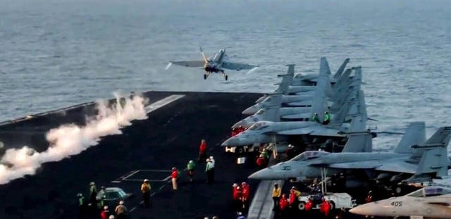 Avion de combat F/A-18 décollant d'un porte-avion américain. Photo publiée par le Commandement central américain, le 15 mars 2025