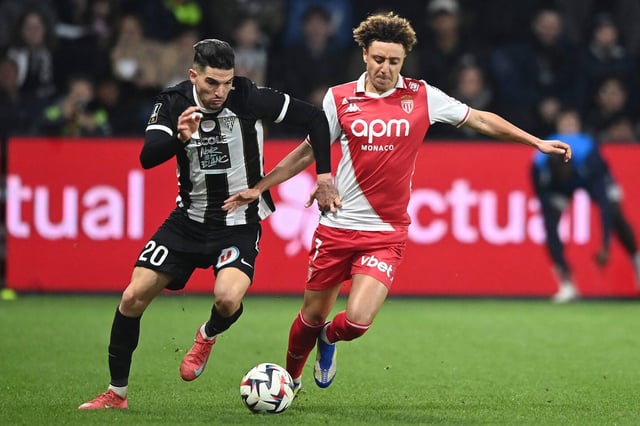 Le 15 mars 2025, au stade Raymond-Kopa d'Angers, l'ailier algérien d'Angers Zinedine Ferhat au duel face au milieu marocain de Monaco Eliesse Ben Seghir.
