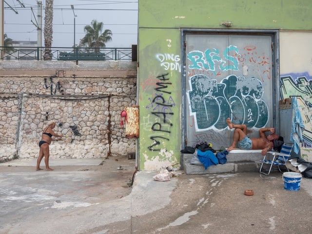 Ein Mann und eine Frau am Samstag am Strand von Palaio Faliro im Großraum Athen