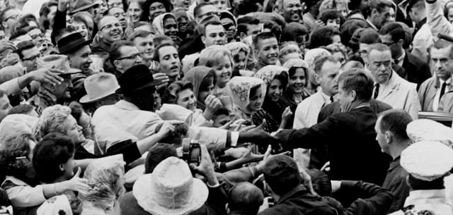 John F. Kennedy am 22. November 1963 bei einer Wahlkampfveranstaltung in Texas – wenige Stunden vor seiner Ermordung