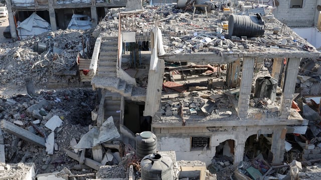 Une vue générale du site d’une frappe israélienne sur une maison, à Khan Younis, dans le sud de la bande de Gaza, le 18 mars 2025.