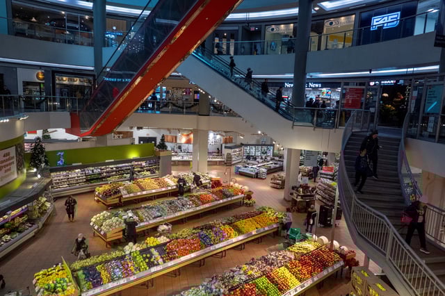 People shop at a grocery store in Toronto, Ontario, Canada November 22, 2022.  REUTERS/Carlos Osorio/File Photo