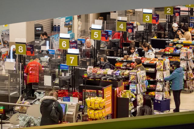 People pay for their items at a grocery store in Toronto, Ontario, Canada November 22, 2022.  REUTERS/Carlos Osorio/File Photo