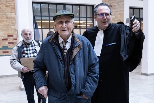 Albert Corrieri à la sortie du tribunal avec son avocat, à Marseille le 25 février 2025.