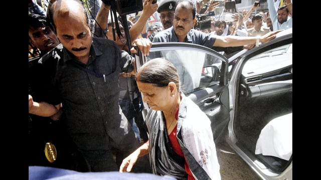 Former Bihar chief minister and Rashtriya Janata Dal (RJD) leader Rabri Devi arrives at the Enforcement Directorate’s office for questioning in the land-for-jobs money laundering case, in Patna, on Tuesday. The ED had summoned RJD president and former Bihar chief minister Lalu Prasad, his wife Rabri Devi and son Tej Pratap Yadav for questioning in the case, official sources said on Tuesday.