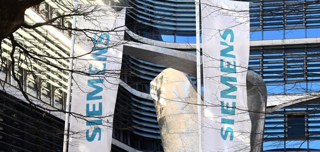 Flaggen wehen vor dem Hauptsitz des Siemens-Konzerns