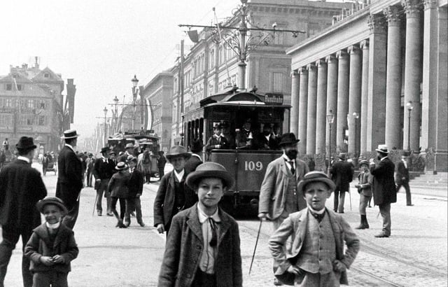 Le film montre combien les Lumière n’étaient pas seulement des techniciens de génie, mais aussi des artistes, des vrais, qui s’interrogeaient sur la spécificité de leur art.