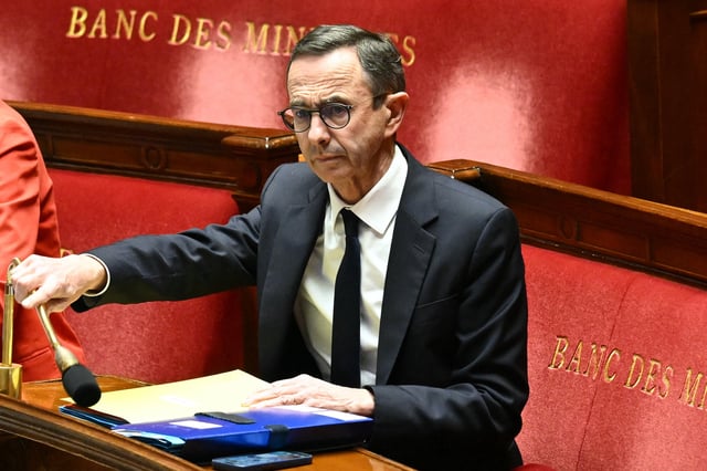 Pris pour cible en Algérie, Bruno Retailleau est aussi sous pression politique en France.