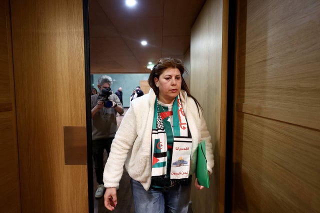 L'influenceuse franco-algérienne Sofia Benlemmane, poursuivie notamment pour «menaces de mort» sur les réseaux sociaux, arrive au palais de justice de Lyon, le 18 mars 2025.