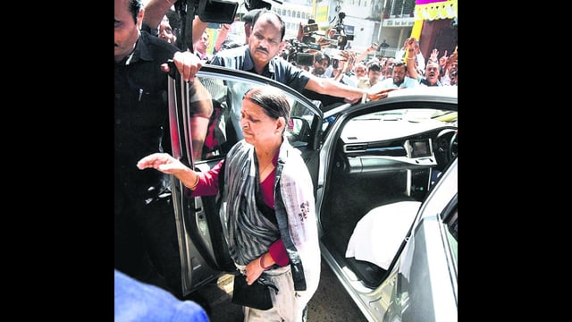 Rabri Devi reaches ED office on Tuesday. (Santosh Kumar/HT Photo)