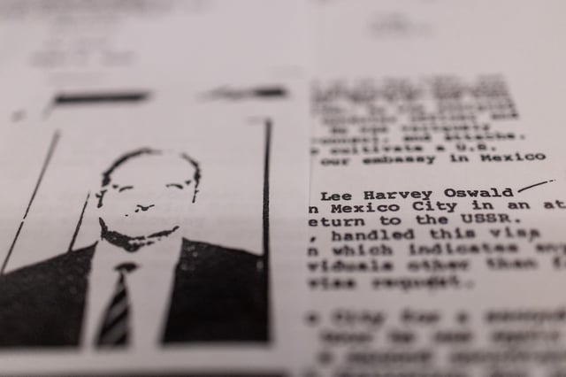 Des documents liés à l’assassinat de 1963 du président John F. Kennedy sont affichés après leur publication suite à un ordre du président américain Donald Trump, à Washington D.C., le 18 mars 2025.