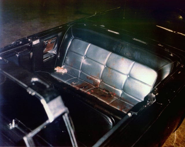 Photo de la limousine de John Fitzgerald Kennedy après son assassinat à Dallas, le 22 novembre 1963.