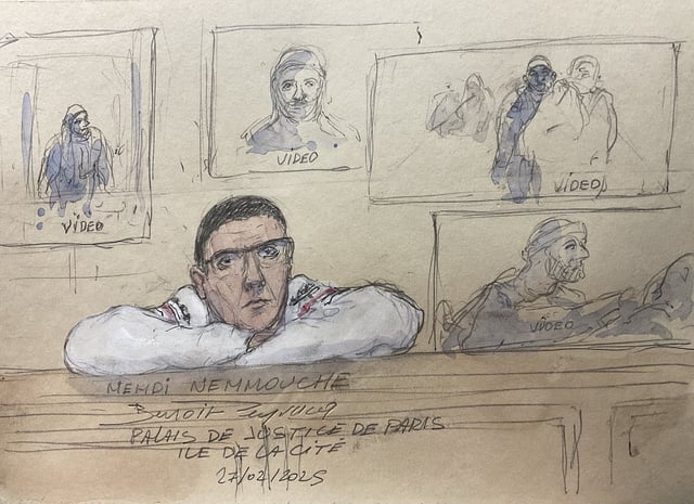 Un croquis du tribunal réalisé le 27 février 2025 montre Mehdi Nemmouche lors de son procès accusé d’avoir détenu des journalistes français sous l’État islamique en Syrie en 2013, à la cour d’assises spéciale de Paris.