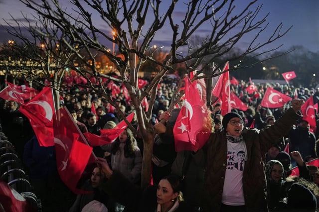 Manifestation mercredi devant la mairie d'Istanbul en soutien au maire Ekrem Imamoglu, arrêté dans la matinée.