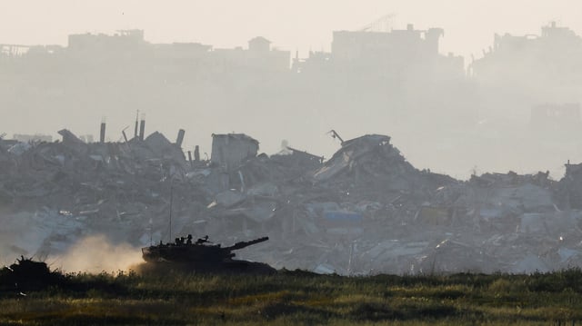 Un char manœuvre à l’intérieur de Gaza, vu depuis la frontière d’Israël avec Gaza, Israël, le 19 mars 2025.