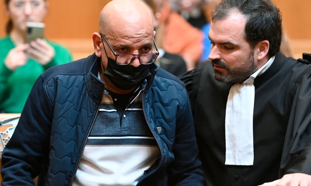 L'influenceur algérien Doualemn écoute son avocat Jean-Baptiste Mousset lors de son procès le 24 février 2025.