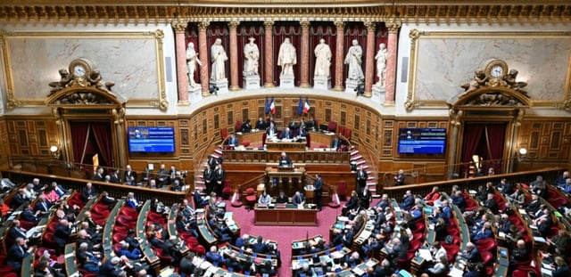 Le président du Sénat Gérard Larcher (à droite) s'exprime devant les sénateurs à Paris, le 15 janvier 2025