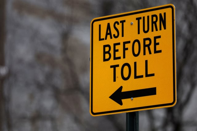 A sign on 9th Avenue announcing New York City's congestion pricing program into effect charging drivers for entering the central business district in Manhattan below 60th street in New York City, U.S., January 6, 2025. REUTERS/Mike Segar/File Photo