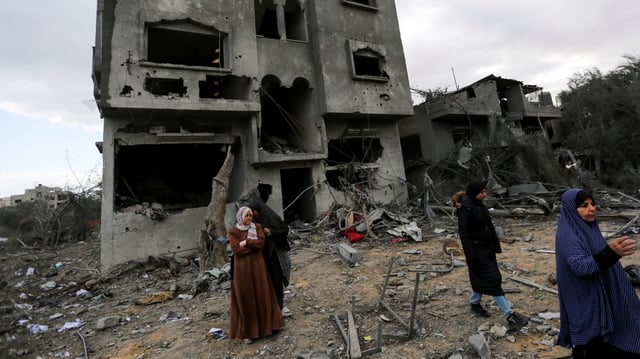 Des Palestiniens inspectent une habitation touchée par une frappe israélienne, jeudi, à Khan Younes.